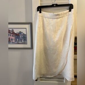 Ann Taylor size 4 white floral appliqué midi skirt